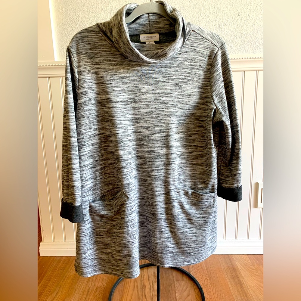 Liz Claiborne Women’s size large. Gray sweatshirt with pockets!
